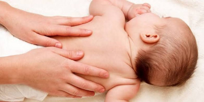 10 Manfaat Memijat Bayi yang Sayang Untuk Dilewatkan